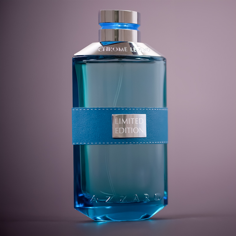 Ton in Ton Aluminiumschild auf Recyclingleder mit Druck zur Imitation einer Naht.